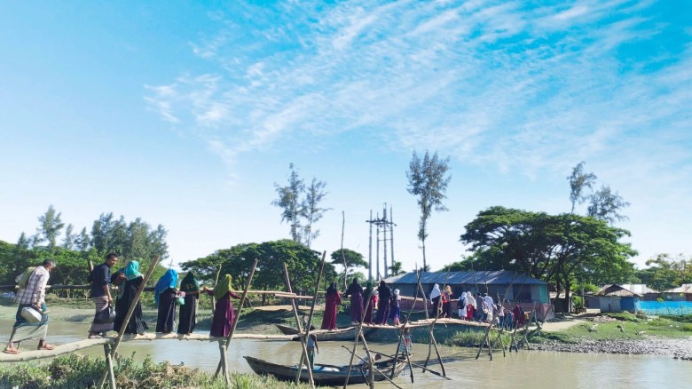 হাতিয়ার তমরদ্দিতে বাঁশের সাঁকোতেই চলছে দুই হাজার মানুষের জীব