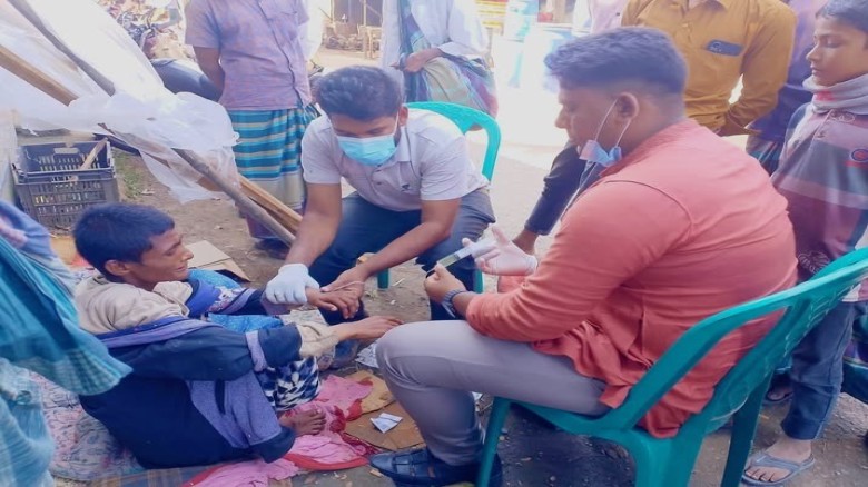 সোনাদিয়ায় মানসিক ভারসাম্যহীন নারীর পাশে তরুণ সমাজ