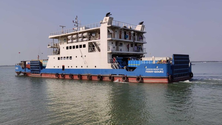 হাতিয়ায় ফেরি মাস্টারকে হুমকি: বন্ধের পর প্রশাসনের হস্তক্ষেপে চলাচল স্বাভাবিক