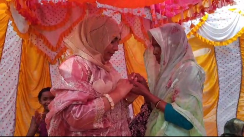 নির্বাচনী প্রচারণায় স্বর্ণের রিং উপহার পেলেন হান্নান মাসউদের স্ত্রী