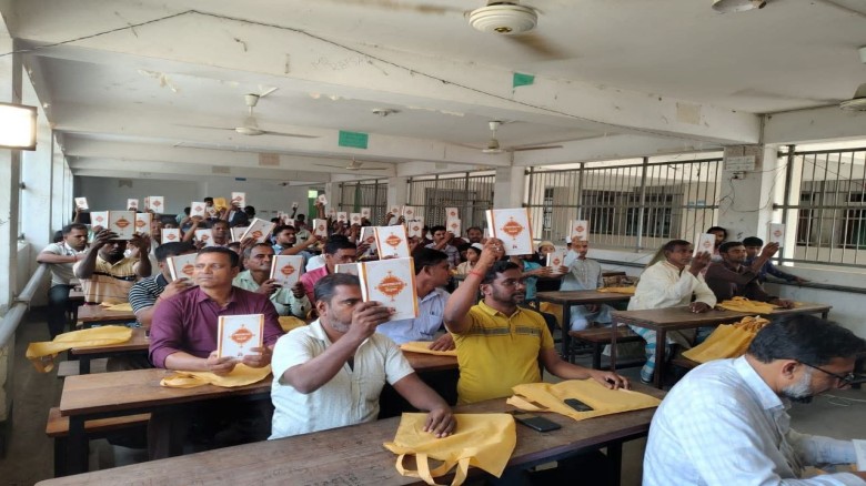 বুড়িরচরে অমুসলিমদের মাঝে বাংলা অনুবাদকৃত কুরআন বিতরণ