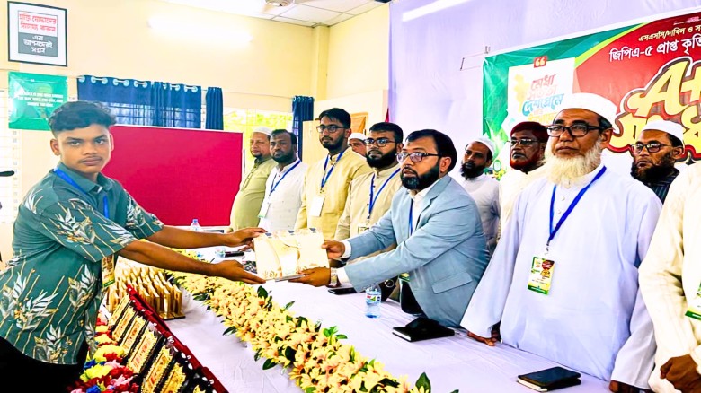 হাতিয়ায় শিবিরের এ প্লাস সংবর্ধনা