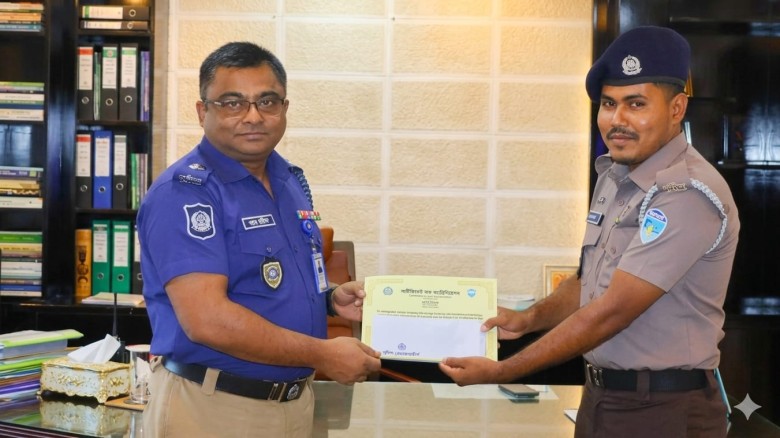 নদীতে ঝাঁপ দিয়ে তরুণীর জীবন বাঁচানো হাতিয়ার অমিত পেল পুলিশ সুপারের পুরস্কার